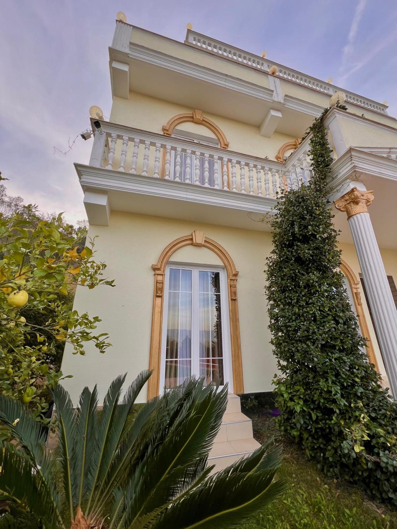 Dy Bukurite Villa *