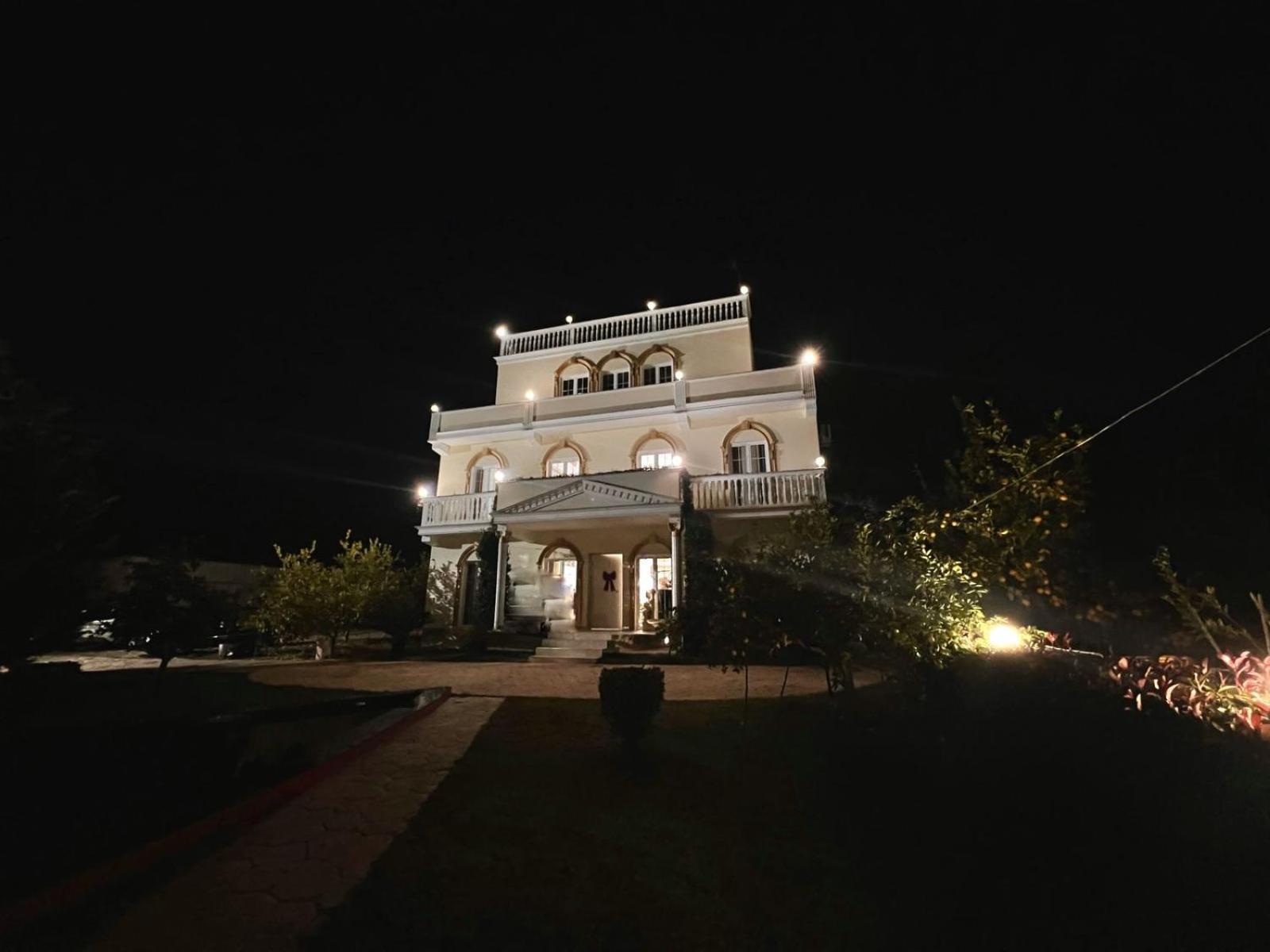 Villa Dy Bukurite *