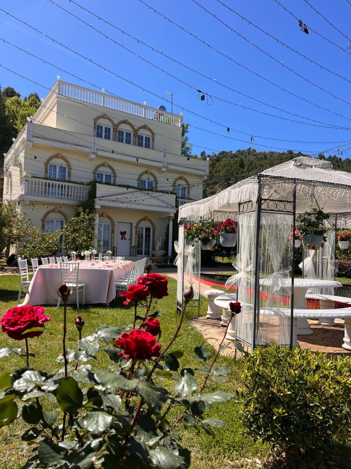 Dy Bukurite Villa *